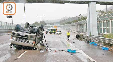 肇事客貨車失事撞毀，翻轉滑行至路邊。（黃子喬攝）