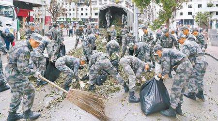 黑沙環<br>解放軍駐澳部隊官兵忙於清理街道的垃圾及樹葉枯枝。（互聯網圖片）
