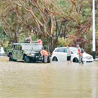 氹仔<br>有駐澳門解放軍部隊協助在水中死火的車輛。（互聯網圖片）