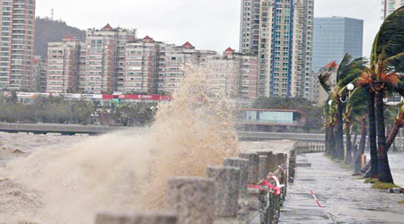 珠海市的海面掀起巨浪。（互聯網圖片）