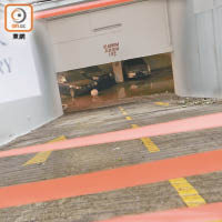 早前「天鴿」襲港水淹的杏花邨停車場仍封閉。