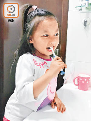 不論乳齒恒齒，口腔衞生同樣重要，兒童謹記早晚刷牙。（讀者提供）