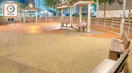 荃灣公園內寵物公園鋪設地磚，炎夏時地面灼熱。