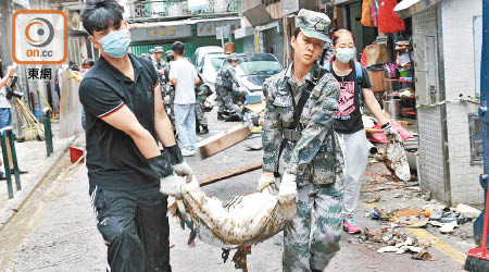 駐澳部隊協助澳門處理風災。