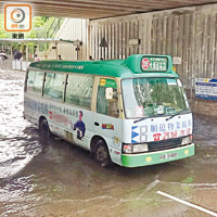 大埔<br>小巴在大埔運頭街水浸路面死火。（張世洋攝）