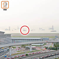 五號滅火輪（紅圈示）出事水域為機場「三跑」工程範圍。（馮溢華攝）