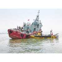 消防快艇到場協助船上十二名人員撤離。（讀者提供）