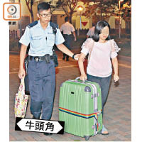 涉案婦人被捕帶署。（胡德威攝）