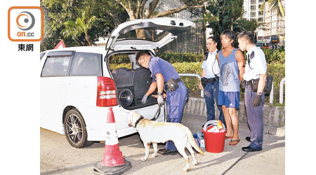 警員將涉案男子拘捕，並由緝毒犬搜車。（吳建明攝）