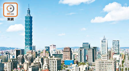 港澳居民入境台灣，護照有效期將放寬為三個月以上。圖為台北市貌。