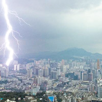 深圳<br>深圳昨日下午突然雷電交加，下起暴雨。（互聯網圖片）