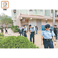 警員在現場進行地氈式搜索。（陳賜慧攝）