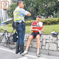 受傷外籍單車手協助警方調查，旁為涉事單車。