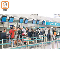 國泰推行新的機艙人手安排，勢必影響對經濟艙乘客的服務。