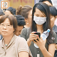 香港環保署昨午錄得較正常為高的空氣污染水平，其中東涌及屯門更指數爆錶達「10+」。（陳德賢攝）