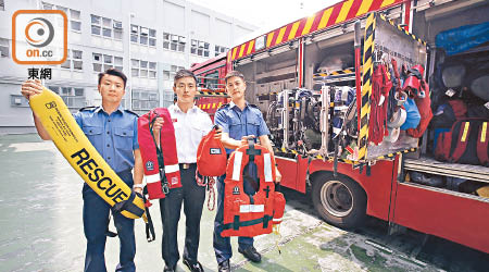 潘崇晃（中）說消防人員會帶備多項工具拯救水浸圍困者逃生。（黃偉邦攝）