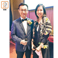 商會理事會副主席吳景瀚（左）及常務副會長王淑筠（右）客串擔任晚宴嘅司儀，表現有板有眼。