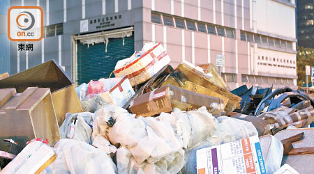 垃圾堆最高約兩米，衞生情況惡劣。（黃浩棋攝）