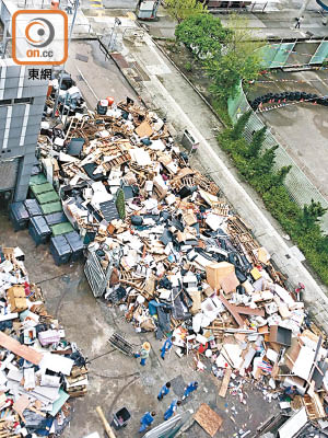 垃圾幾乎「淹沒」大半條街道。（朱先儒攝）