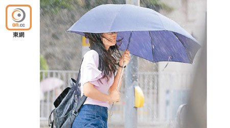 「瑪娃」殘餘雨帶為港九新界帶來雨水。（洪業銘攝）