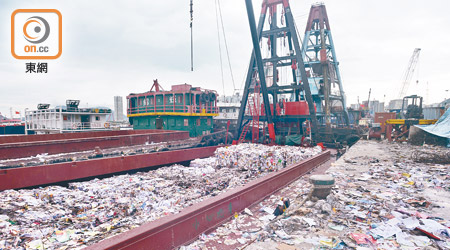 內地收緊廢料進口標準及審批程序，可能打擊本地回收業的生存空間。（資料圖片）