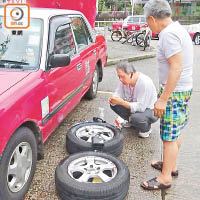 拖車司機（格仔短褲）到場協助。（林珮淇攝）