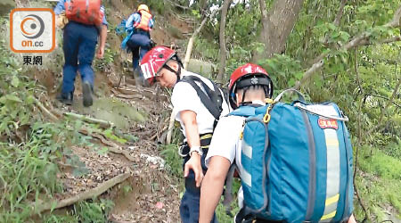 消防員與救護員登上鷹巢山搜索。（李子強攝）