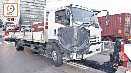 警方用膠布封着涉事的貨車車頭。（吳建明攝）