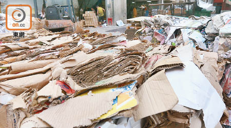 「廢紙圍城」危機未解決，回收業界只是暫緩停收廢紙行動至下周五。（資料圖片）