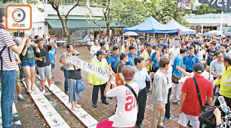 珍惜群組成員到中大校園示威反港獨，與中大學生爆發罵戰，場面混亂。（陳嘉順攝）