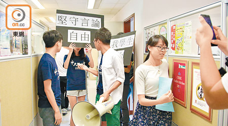 中大學生會為捍衞言論自由，堅拒拆除校園內的「香港獨立」橫額及海報。（陳嘉順攝）