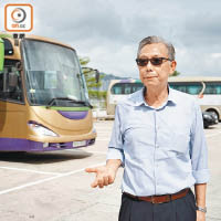 鄧子強指全港現時仍欠缺二、三千個旅巴車位，運輸署的計劃只屬杯水車薪。