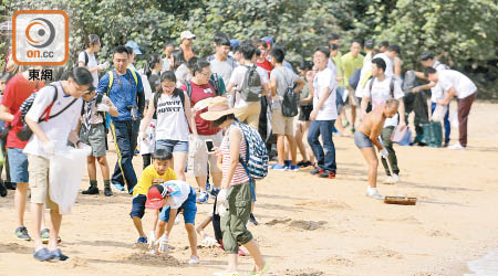 烏溪沙沙灘<br>逾百位小學及中學生昨日執垃圾清潔沙灘。（胡家豪攝）