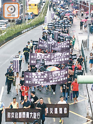 澳門車主昨日遊行往政府總部遞交請願信。