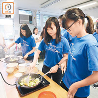 所有飯餸均由同學們親自炮製，平日在家幫忙煮飯的女同學表示無難度。