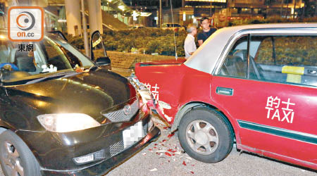 事主的私家車被撞再撼的士。（馬竟峯攝）