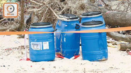 在石澳泳灘發現的化學品膠桶。
