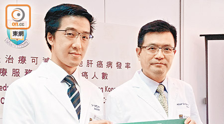 司徒偉基、袁孟峰<br>港大醫學院跟進患者數據，發現服抗病毒藥物可降肝癌風險。（鍾君容攝）