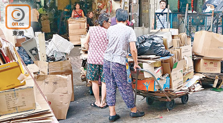 大批放滿廢紙的手推車在回收店門外排隊等回收。（朱先儒攝）