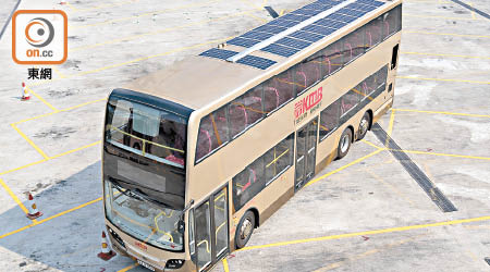 九巴首輛加裝太陽能發電板的雙層巴士本周行走屯門區路線。（吳艷玲攝）