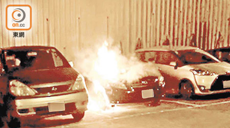 私家車遭兇徒縱火燒毀。（讀者提供）
