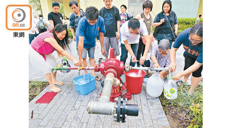 啟晴邨<br>鉛水事件發生後，啟晴邨居民被迫到街上取水。（資料圖片）