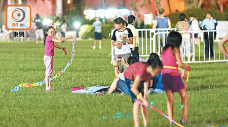 每年中秋夜都有不少市民玩螢光棒，團體呼籲市民今年愛護環境，拒絕再玩。（資料圖片）