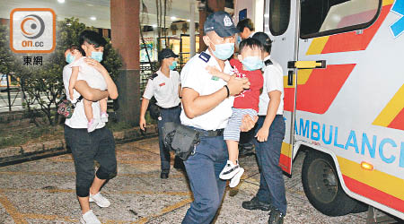女被告的一對小子女，事後由親友及救護員抱着送院檢驗。