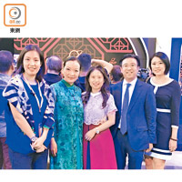 香港鐘表業總會前主席高鼎國（右二）舉行家族腕錶品牌發布會，獲太太張尹馨（中）、「朱古力公主」王淑筠（左一）、設計師余嫿（左二）及靚女好友Alvina（右一）現身支持。