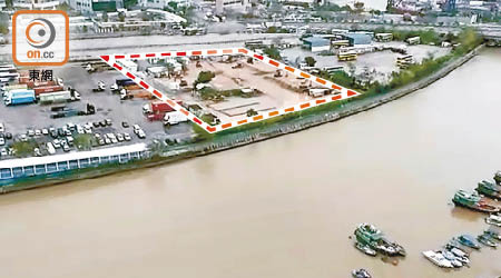 由讀者提供的影片顯示，大雨過後屯門河由碧綠色變成泥黃色。紅框範圍為建造業議會屯門訓練場。