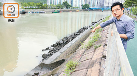 區議員甘文鋒指黃泥水是由訓練場的排水渠排入屯門河。（黃雄攝）