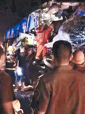 旅遊巴士在南沙發生車禍，救援人員拯救傷者。（互聯網圖片）