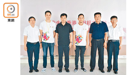 楊政龍（右三）、英皇集團傳訊部副總監袁彥文（左二）與多名昌黎縣領導一同主持中心開幕儀式。（受訪者提供）