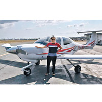 飛行學校於Facebook上載Jeffrey倚着小型飛機的照片。（互聯網圖片）